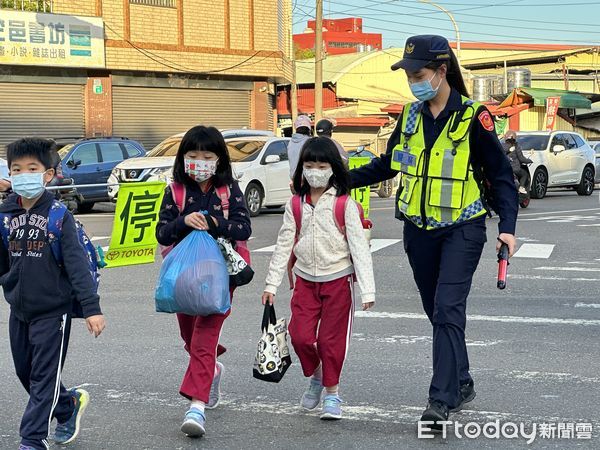 ▲台南市國中、小學2月13日寒假後開學首日，台南市警局各分局針對轄內國中、國小等，啟動學童上下學安全維護工作。（圖／記者林悅攝）