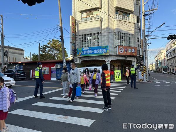 ▲台南市國中、小學2月13日寒假後開學首日，台南市警局各分局針對轄內國中、國小等，啟動學童上下學安全維護工作。（圖／記者林悅攝）