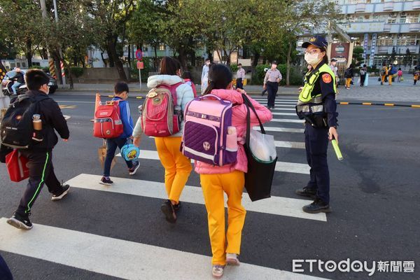 ▲台南市國中、小學2月13日寒假後開學首日，台南市警局各分局針對轄內國中、國小等，啟動學童上下學安全維護工作。（圖／記者林悅翻攝，下同）