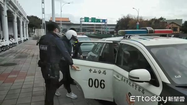 ▲有毒品前科張男深夜違停引警關注，警員在他車內背包起獲3把改造手槍。（圖／記者張君豪翻攝）