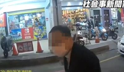 奧迪併排停車被要求移車　駕駛竟嗆騎士：2400而已我開這種車