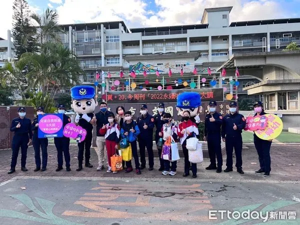 ▲▼   嘉市警開學日出動警察娃娃，護童專案超吸睛! 。（圖／嘉義市警局提供）