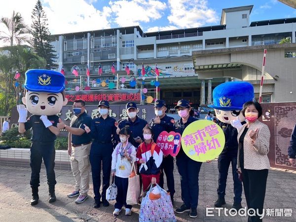 ▲▼   嘉市警開學日出動警察娃娃，護童專案超吸睛! 。（圖／嘉義市警局提供）