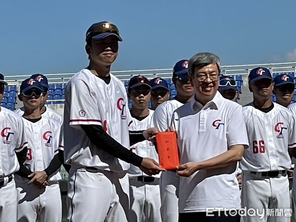 ▲陳建仁慰勉中華隊發加菜金。（圖／記者楊舒帆攝）