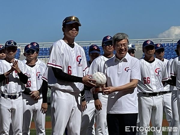 ▲陳建仁慰勉中華隊發加菜金。（圖／記者楊舒帆攝）