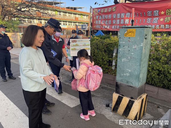 ▲▼ 中埔鄉長、警長開學日啟動護童勤務 共同點亮校園安全 。（圖／中埔分局提供）