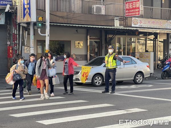 ▲▼ 中埔鄉長、警長開學日啟動護童勤務 共同點亮校園安全 。（圖／中埔分局提供）