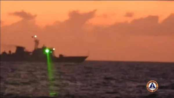 ▲▼ 菲律賓海巡隊船艦6日遭中國海警船發射雷射光攻擊。（圖／翻攝自臉書／Philippine Coast Guard）