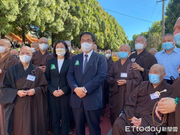 ▲佛光山開山宗長星雲大師13日在佛光山圓寂頌讚典禮後，發引大仙寺「荼毘」（燒化），台南市長黃偉哲等人參加星雲大師荼毗儀式，白河警方全程維護參與人員安全。（圖／記者林悅翻攝，下同）