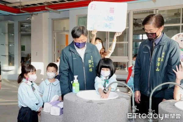 ▲台南市副市長葉澤山代表市長黃偉哲、偕同教育局長鄭新輝，一早特別前往九份子國民中小學，視察關心學校防疫準備。（圖／記者林悅翻攝，下同）