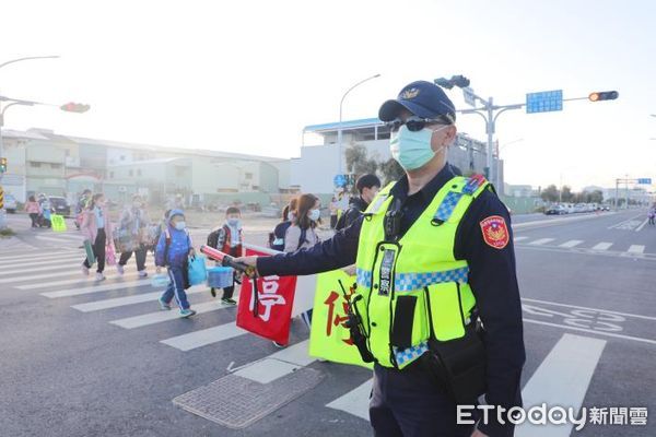 ▲台南市副市長葉澤山代表市長黃偉哲、偕同教育局長鄭新輝，一早特別前往九份子國民中小學，視察關心學校防疫準備。（圖／記者林悅翻攝，下同）