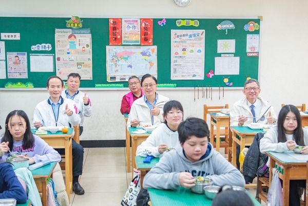 ▲張善政視察桃園免費營養午餐政策推動