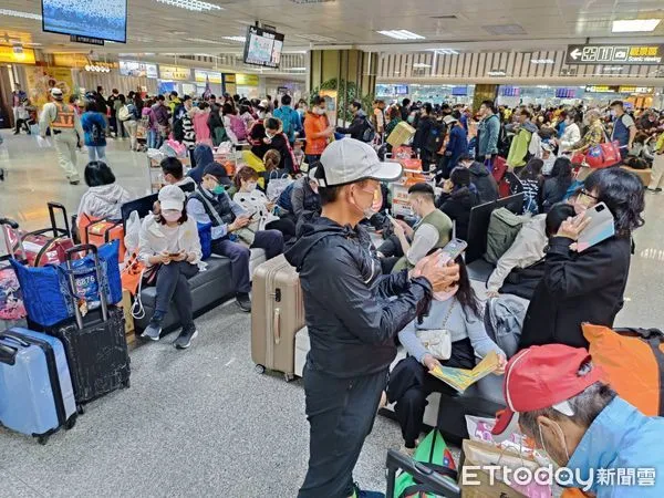 ▲濃霧深鎖金門，1500名旅客塞爆金門機場。（圖／記者林名揚翻攝）