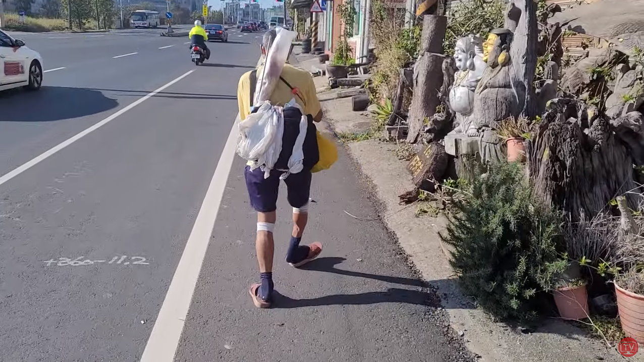 香燈腳都想遇到他　跛腳伯「雙膝纏繃帶」緊跟白沙屯媽祖。（圖／白沙屯媽祖網路電視台授權）