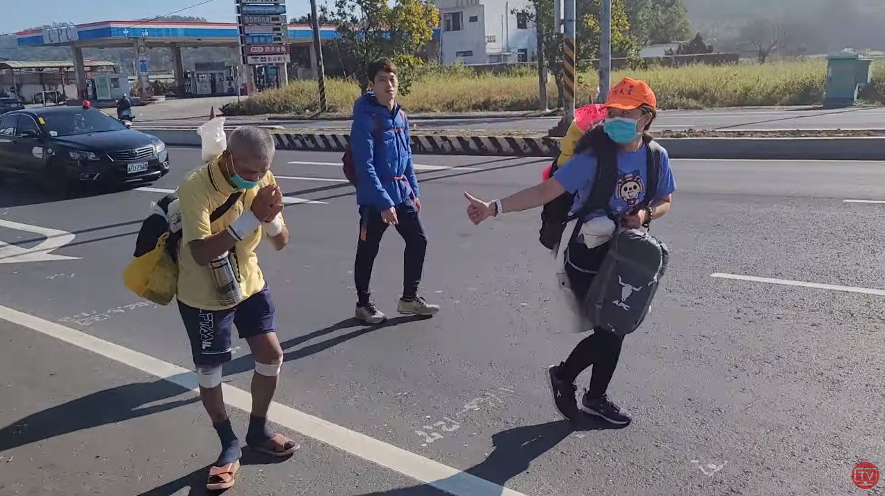 香燈腳都想遇到他　跛腳伯「雙膝纏繃帶」緊跟白沙屯媽祖。（圖／白沙屯媽祖網路電視台授權）