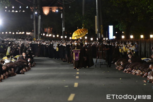 ▲▼弟子捧星雲法師骨灰徒步佛光山巡禮 數千僧信夾道跪迎。（圖／人間社提供）