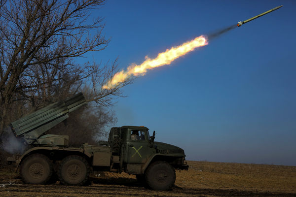 ▲▼烏軍11日在頓內茨克地區對俄軍發射砲彈。（圖／路透）