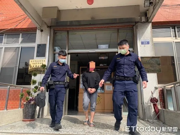 ▲▼一名越南籍逃逸女移工參與白沙屯媽祖遶境，因沒戴口罩員警上前好意提醒，心虛逃跑遭逮。（圖／記者許權毅翻攝）