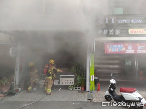 ▲台南市東區崇德路1家早餐店，14日上午傳出火警，現場冒出大量濃煙，消防人員接駁水線全力搶救。（圖／民眾提供，下同）
