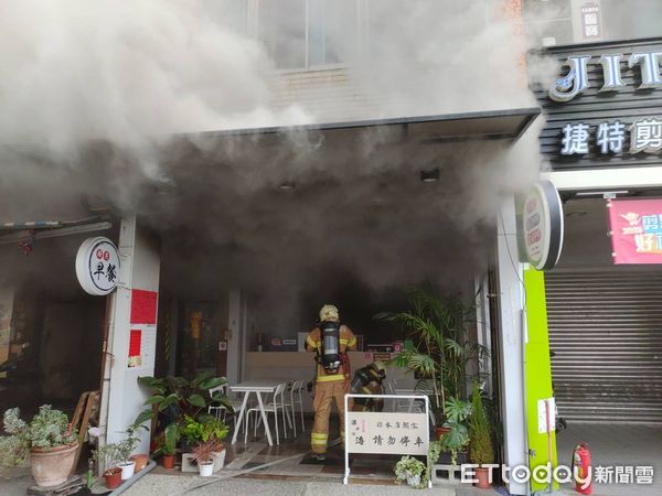 ▲台南市東區崇德路1家早餐店，14日上午傳出火警，現場冒出大量濃煙，消防人員接駁水線全力搶救。（圖／民眾提供，下同）