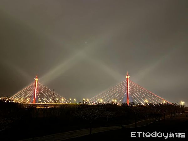 ▲▼苗栗市地標「新東大橋」改善亮化工程，13日晚間試燈。（圖／民眾提供）
