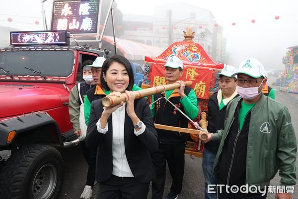 ▲開山廟禮迎白沙屯媽、山邊媽遶境鹿谷祈安，南投縣長許淑華出席點起馬炮扛轎。（圖／南投縣政府提供，下同）