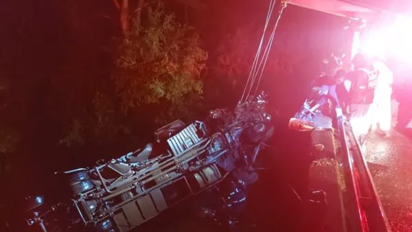 ▲▼南非林波波省（Limpopo）發生重大車禍，一輛觀光巴士行駛在高速公路上，竟迎頭撞上廂型運鈔車。（圖／翻攝推特）