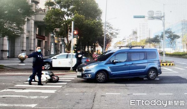 ▲桃園市小貨車昨天上午經過中壢青埔領航南路三段時違規右轉，慢車道直行女騎士被撞飛，員警到場處理。（圖／記者沈繼昌翻攝）