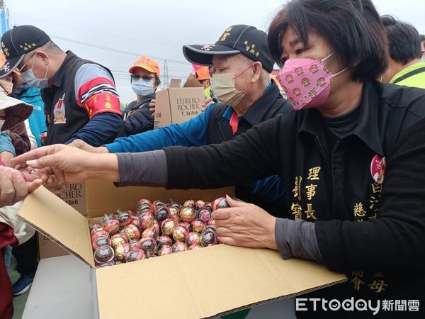 ▲在白沙屯媽祖前見證情侶求婚成功。（圖／記者唐詠絮攝 翻攝）