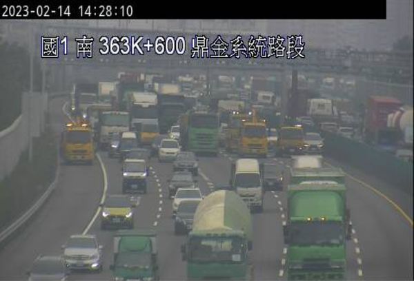 ▲▼2/14,14:16國道1號北向364k,發生2小客車追撞交通事故,目前占用中間以及內側車道進行處理,高公局南分局、國道公路警察同仁已在現場進行事故車輛處理,後方車流回堵約3公里,建議駕駛朋友提前避開壅塞路段改道行駛,行經事故點請勿放慢車速觀望,小心行駛。（圖／翻攝高速公路1968）