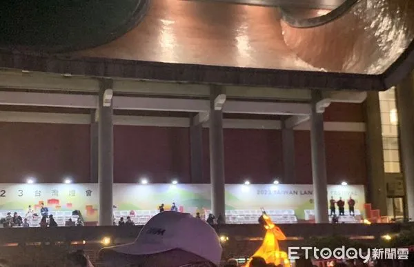 ▲▼台灣燈會於5日登場，主燈區國父紀念館上方VIP席次留給北市府各局處，但卻被爆動員人力填滿座位。圖為晚間8時後開放民眾入座的情形，知道可上台的民眾稀少。（圖／民眾提供）