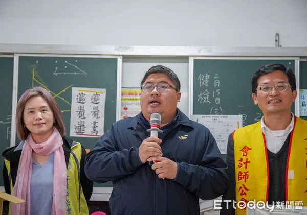 ▲▼   情人節送愛到據點 蔡易餘立委攜手會計師公會捐贈白米！  。（圖／蔡易餘辦公室提供）