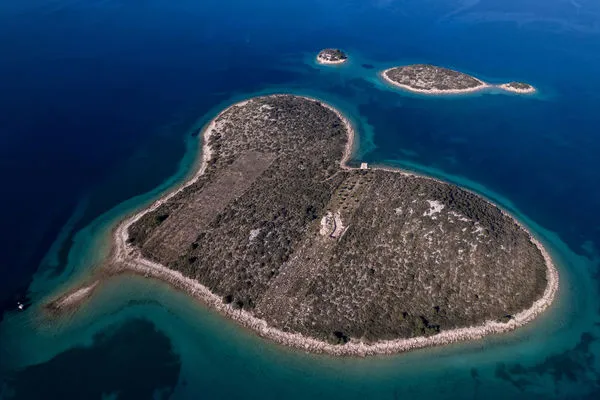 ▲▼位於帕斯曼海峽（Pasman channel）的加列斯尼亞克島（Galesnjak）因為有著激似愛型的形狀，所以又被稱作「愛之島」。（圖／路透）