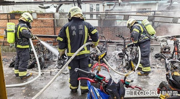 ▲蘆竹區大新路一處戶外停車棚今天上午發生大火，消防人員趕往現場灌救中。（圖／記者沈繼昌翻攝）