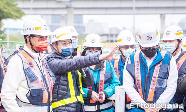 ▲桃園市長張善政今天視察蘆竹區新南路雨水下水道工程，聽取業務單位報告施工方式與規畫期程。（圖／記者沈繼昌翻攝）