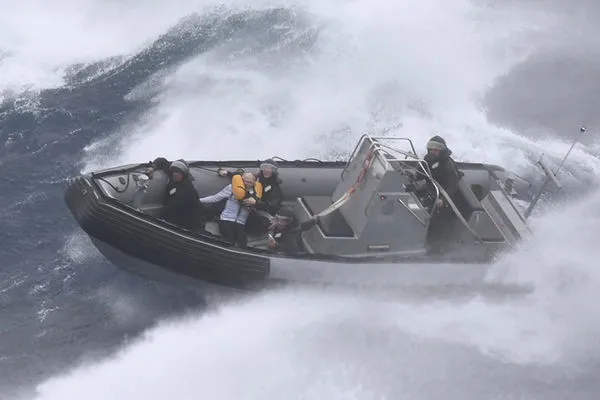▲▼紐西蘭海軍在北島奧克蘭附近的豪拉基灣（Hauraki Gulf）協助拯救因熱帶氣旋受困海上的民眾。（圖／達志影像／美聯社）