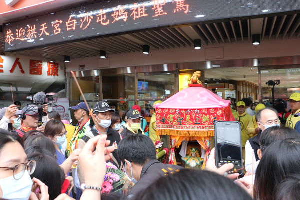 ▲白沙屯媽祖鑾轎停員榮醫院。（圖／員榮醫院提供）