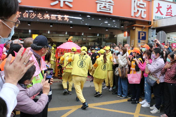 ▲白沙屯媽祖鑾轎停員榮醫院。（圖／員榮醫院提供）