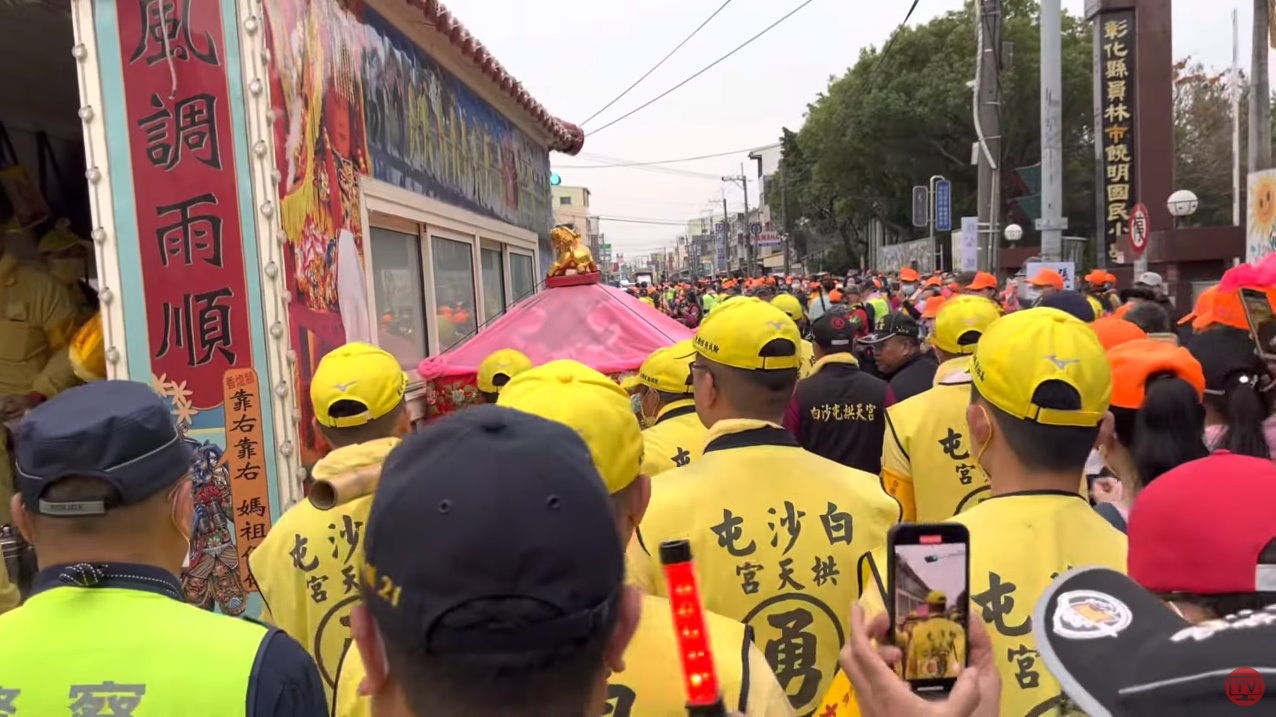 白沙屯媽祖突靠邊「緊貼大轎車」　緩慢前進原因曝。（圖／白沙屯媽祖網路電視台授權）