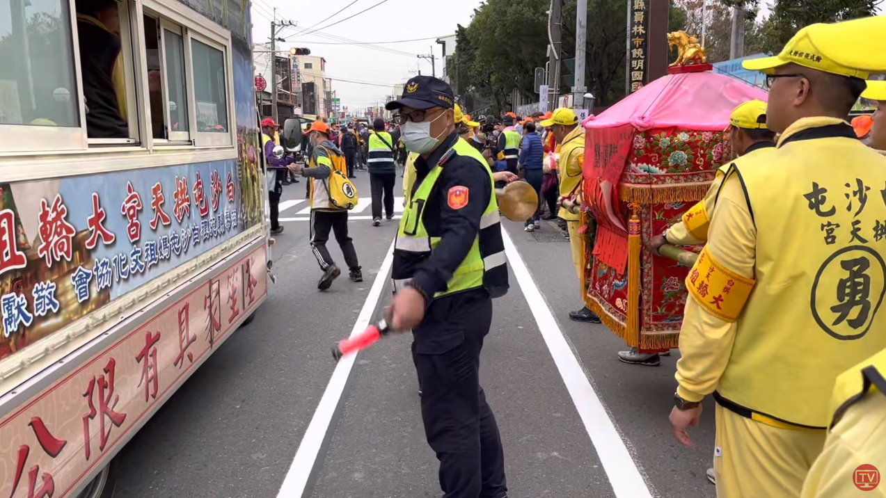 白沙屯媽祖突靠邊「緊貼大轎車」　緩慢前進原因曝。（圖／白沙屯媽祖網路電視台授權）