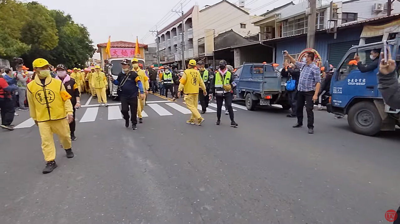 白沙屯媽祖突靠邊「緊貼大轎車」　緩慢前進原因曝。（圖／白沙屯媽祖網路電視台授權）