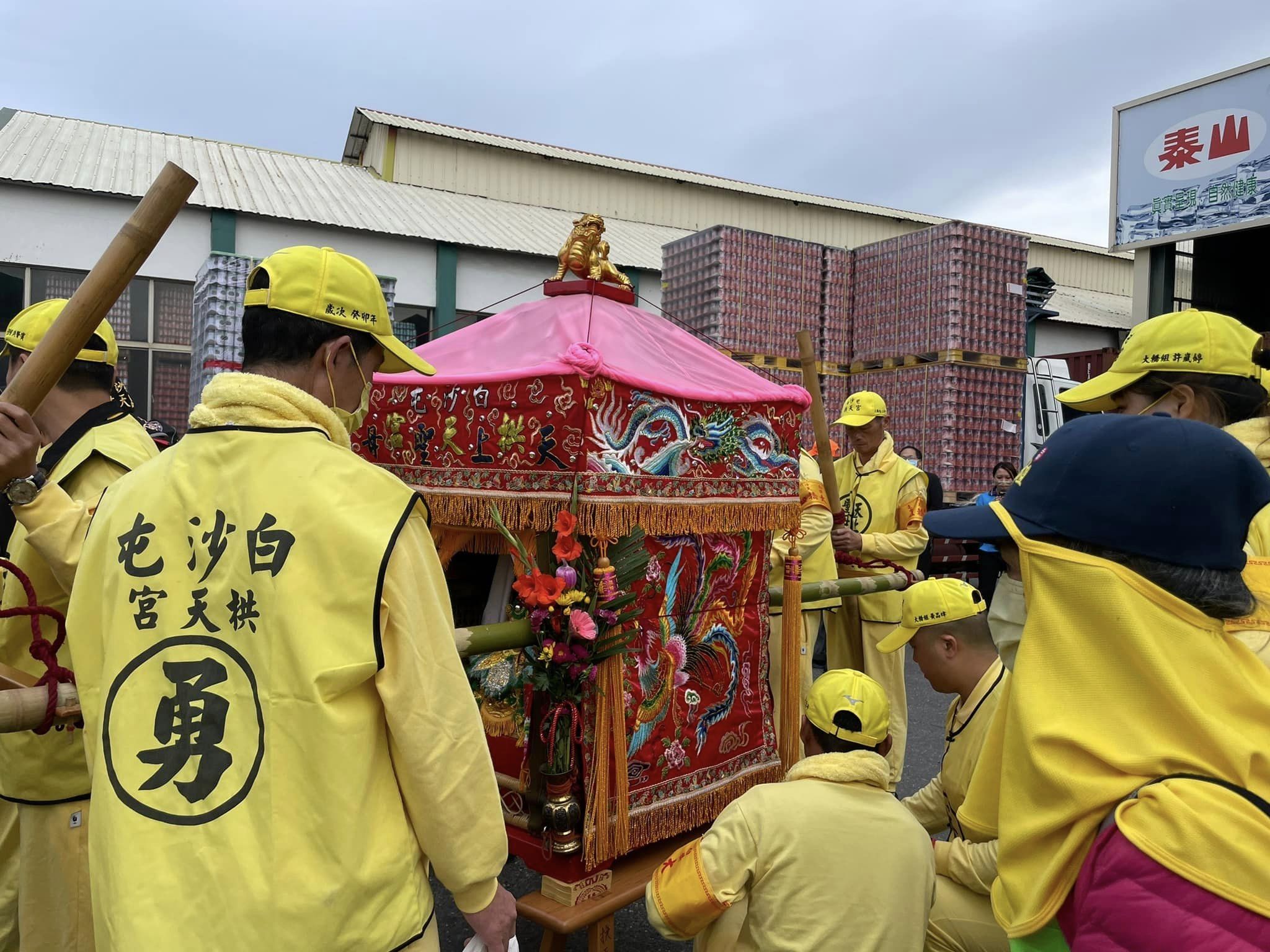 快訊／白沙屯媽祖停駕泰山田中廠　香燈腳笑：這業配來得太突然。（圖／翻攝白沙屯拱天宮臉書）