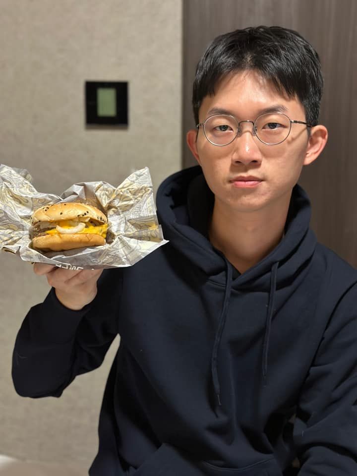▲日本麥當勞新推出的擔擔麵漢堡。（圖／翻攝自臉書／視網膜 Retina）