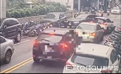 奧迪雙黃線迴轉搶位　擦撞路邊休旅肇逃！被害車主怒：車剛買