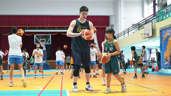 ▲譚傑龍發起Dragon On花蓮公益籃球之旅。（圖／摩利森有限公司提供）