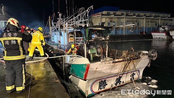 ▲基隆八斗子火燒船。（圖／記者郭世賢翻攝）