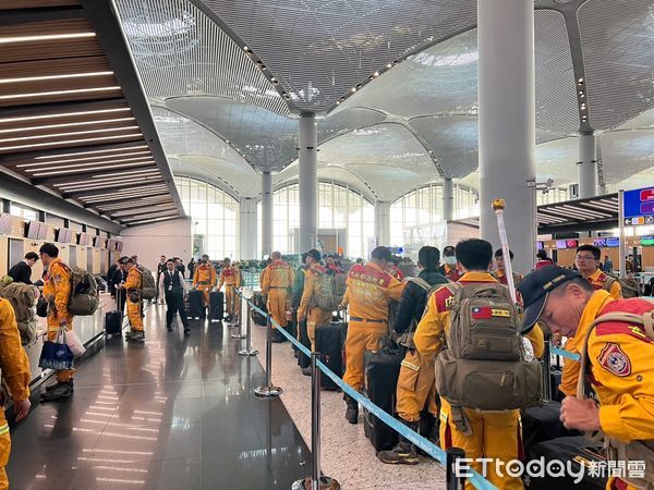 ▲台灣搜救隊14日晚間伊斯坦堡的國際機場。（圖／記者陳雕文翻攝）