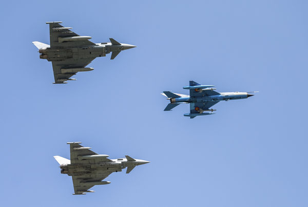 ▲一架米格-21（MiG-21，右）和德國和英國空軍的2架歐洲颱風戰鬥機飛越羅馬尼亞的北約機場。（圖／達志影像／美聯社）