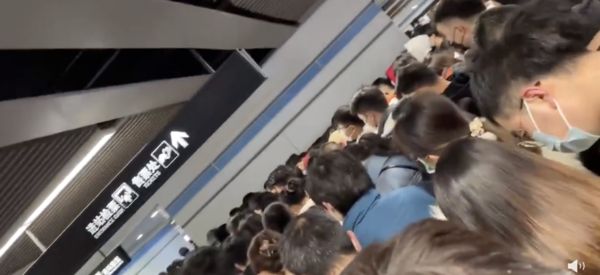 ▲上海通勤族擠在地鐵進站口等待。（圖／翻攝微博）