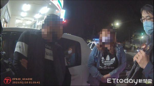 ▲▼男子凌晨違停遭警方盤查，神色卻不「堵爛」起疑，豐原警一查4條通緝。（圖／民眾提供，下同）